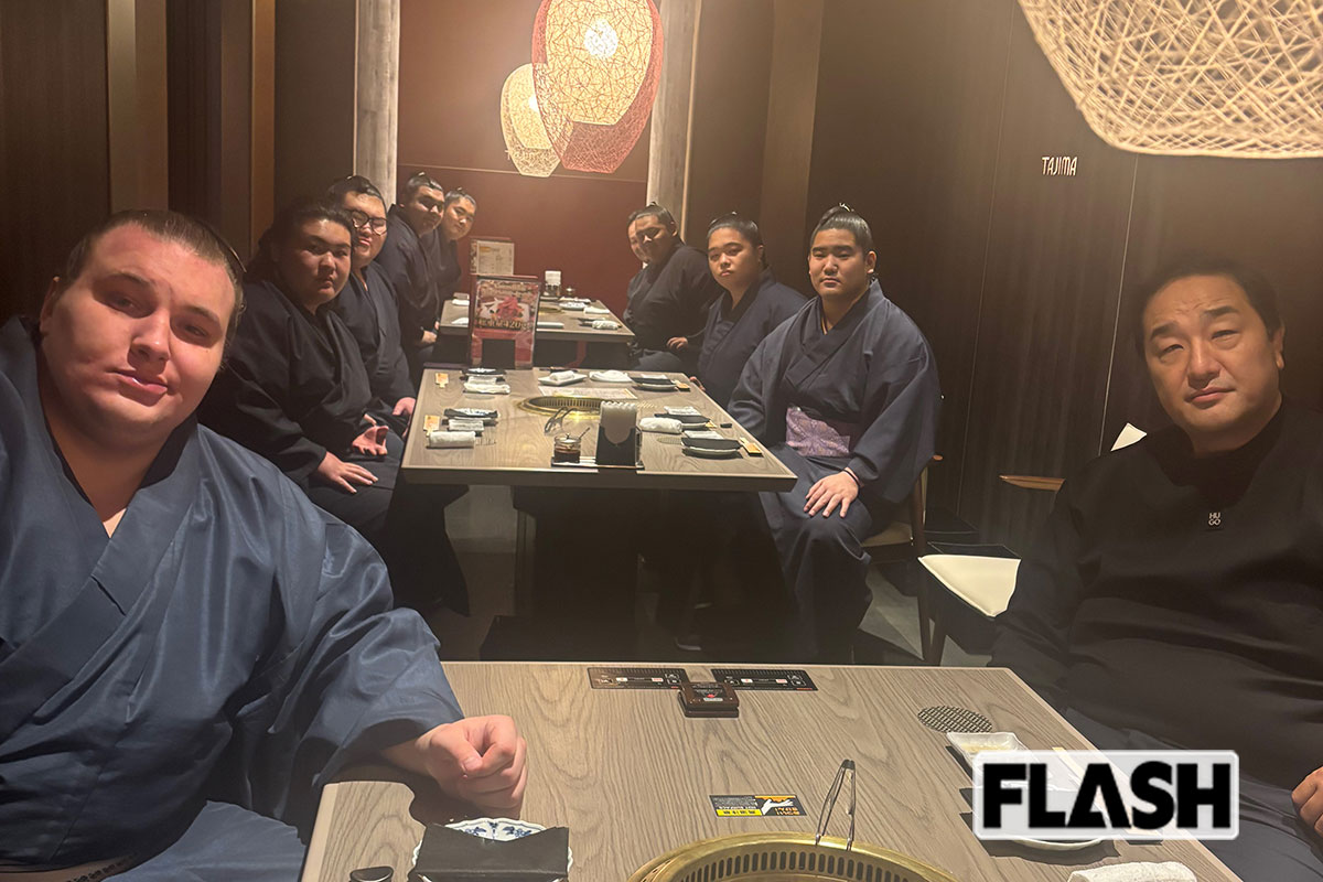 2025年のクリスマスイブは親方、大関を囲んで、部屋の力士たちと焼き肉店で食事会を開催。親方はハチノス、大関は牛タンが好物