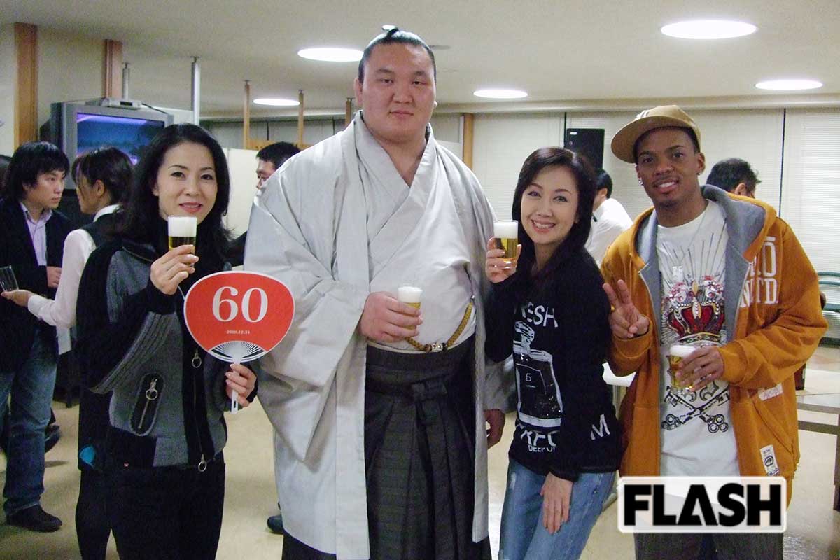 『坂本冬美のモゴモゴ紅白』第27回/羊の毛のモコモコ&白のパンツに18cmのピンヒール……戸惑いだらけの “初衣装”