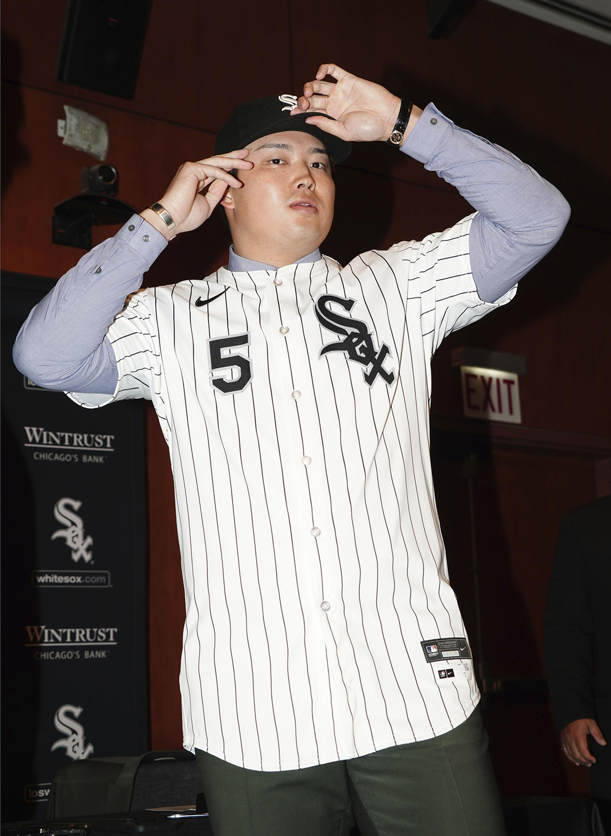 ホワイトソックスの入団会見に臨んだ村上。靴下を取り出して掲げ、記者の笑いを誘う場面も（写真・共同通信）