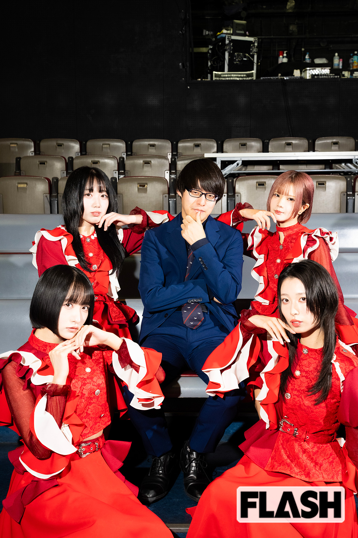 NUANCEは右上から時計回りに椰子桃子、汐崎初音、城戸海月、蓮水恭美。中央に寺田寛明（写真・木村哲夫）