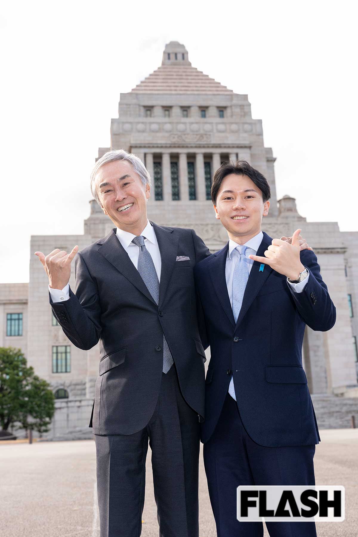 石原伸晃氏と大空幸星衆院議員。息ピッタリのアロハポーズ！（写真・木村哲夫）