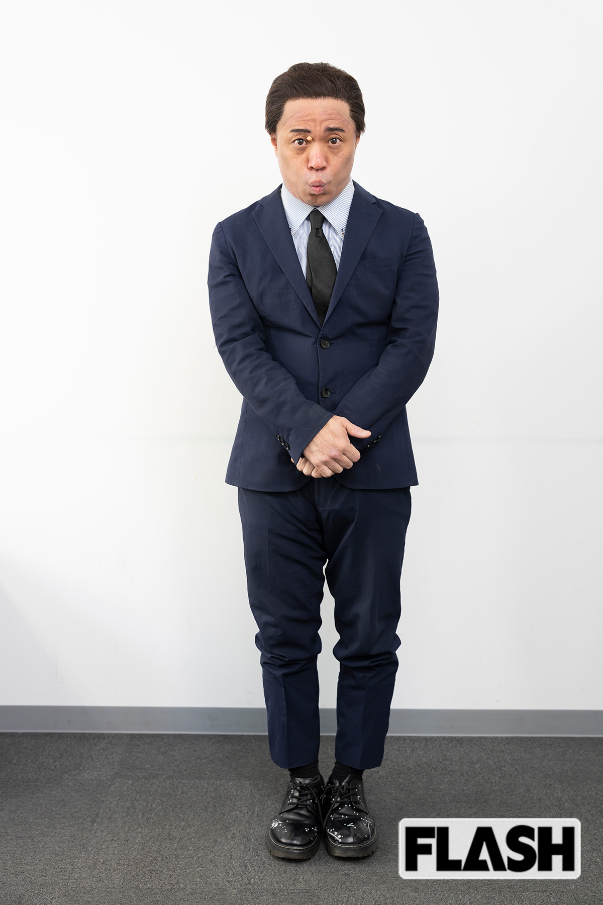 渡辺正行のものまねを披露する河口こうへい（写真・木村哲夫）