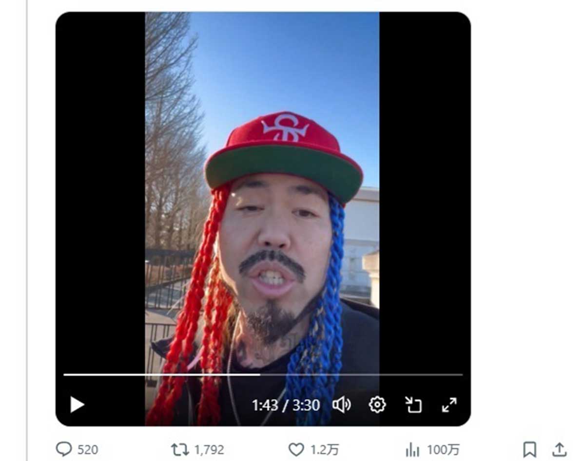 問題となっている高校を訪れ大音量で「イジメーはやめろ」と歌うSHO氏。生徒にとって迷惑なのは間違いない(写真・本人のXより)