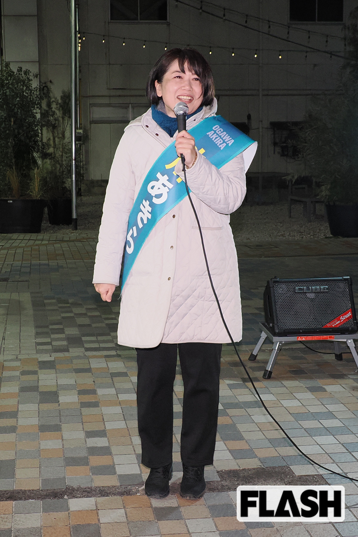 再選に向け、市民の前で演説する小川晶前市長（写真・梅基展央）