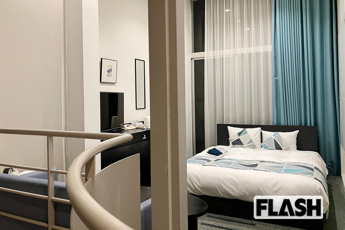 最上階の部屋はメゾネットで、階段を上がると、ゆったりとしたベッドルームが広がる