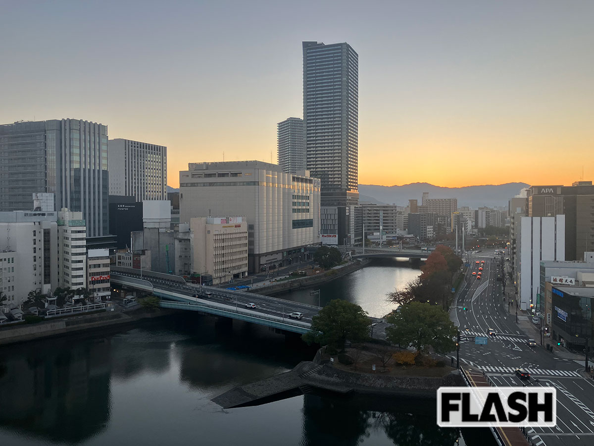 吉川晃司の祖父が開いた旅館をルーツに持つホテルフレックスは、京橋川と猿俣川の分岐点に位置する