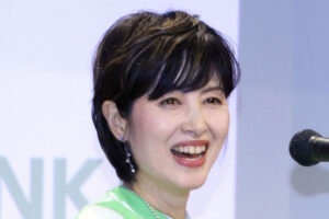 「なぜ私を」荻野目洋子、Xでスリムクラブ真栄田からフォローされて困惑も…真栄田は「大ファンです」猛アピール