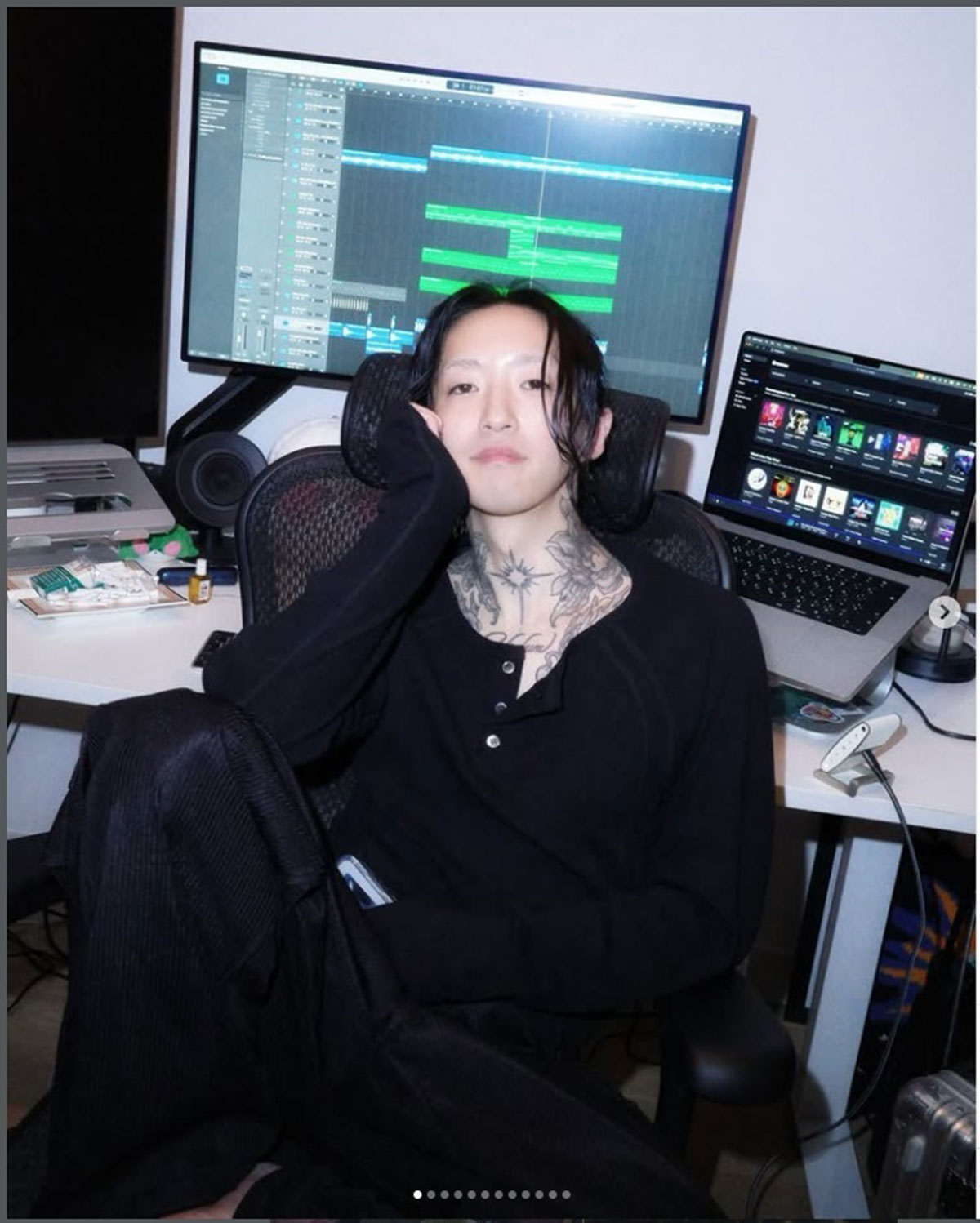 正月の過ごし方について報告したAyase。黒髪になったものの首元までびっしり入ったタトゥーはそのままだ（写真・本人Instagramより）