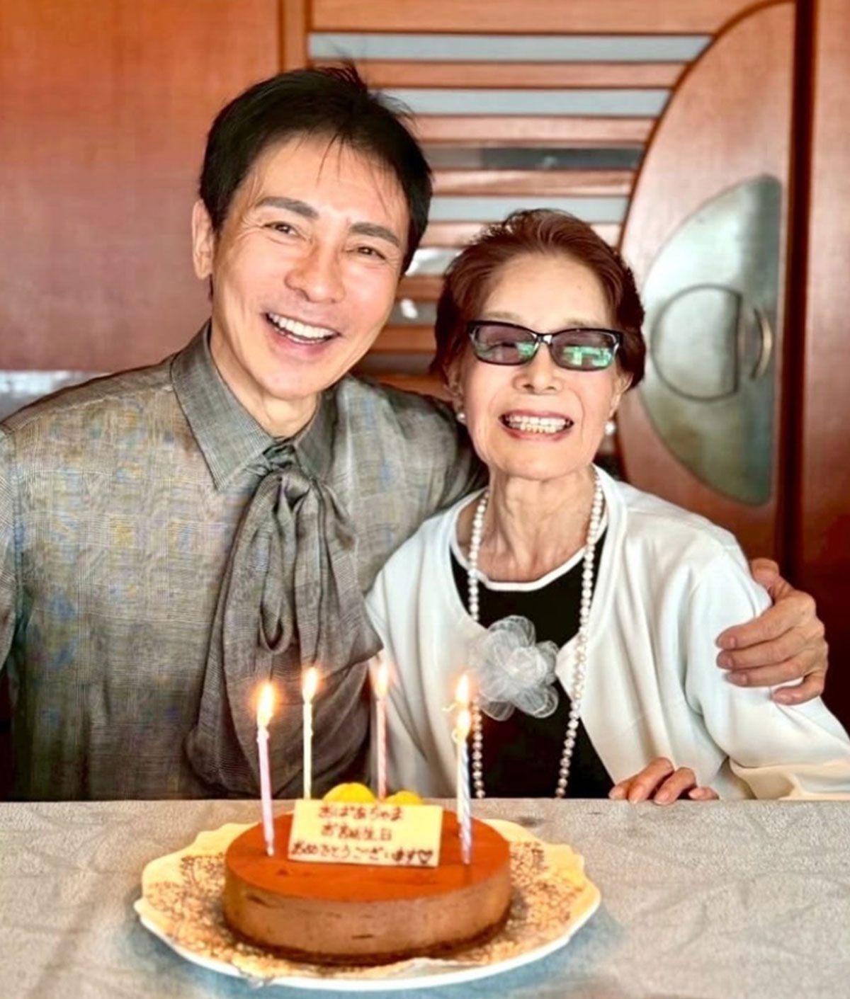 母・輝代さんの誕生日を祝った郷ひろみ（写真・本人Instagramより）