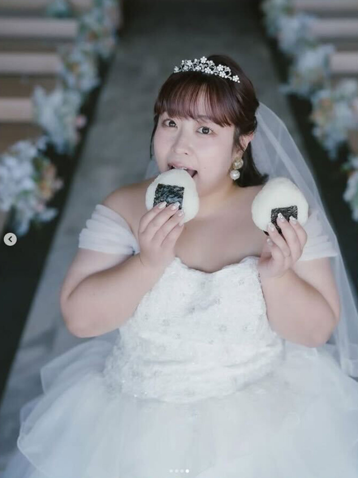 2年前に入籍していたことを発表した餅田コシヒカリ。体型はそのままに見事にウエディングドレスを着こなしている（写真・本人Instagramより）