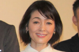 財前直見、“赤いツナギ”で還暦報告をファンが祝福…大分に移住しゆったり“…