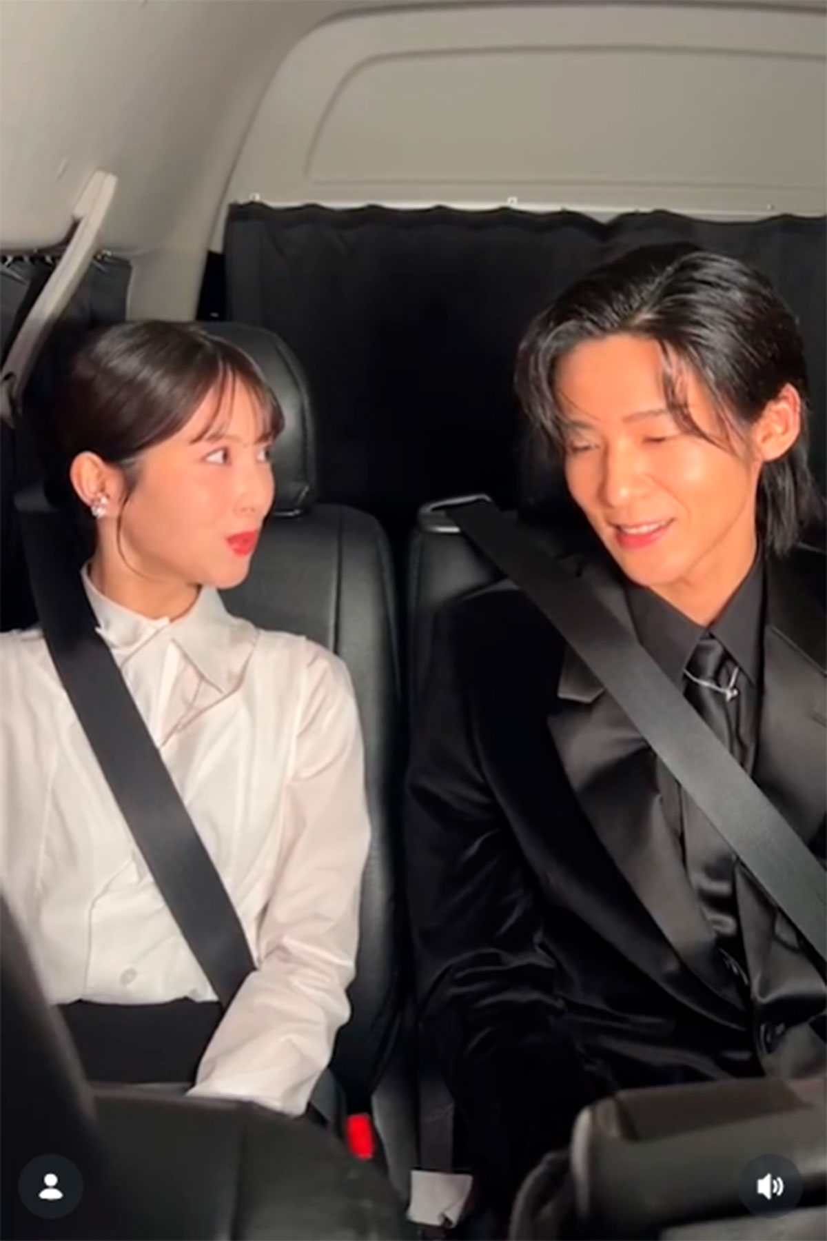 1月13日、映画『ほどなく、お別れです』の舞台あいさつを控え生配信をおこなった浜辺美波（左）と目黒蓮（画像・【公式】映画『ほどなく、お別れです』のInstagram「@hodonaku_movie」より）