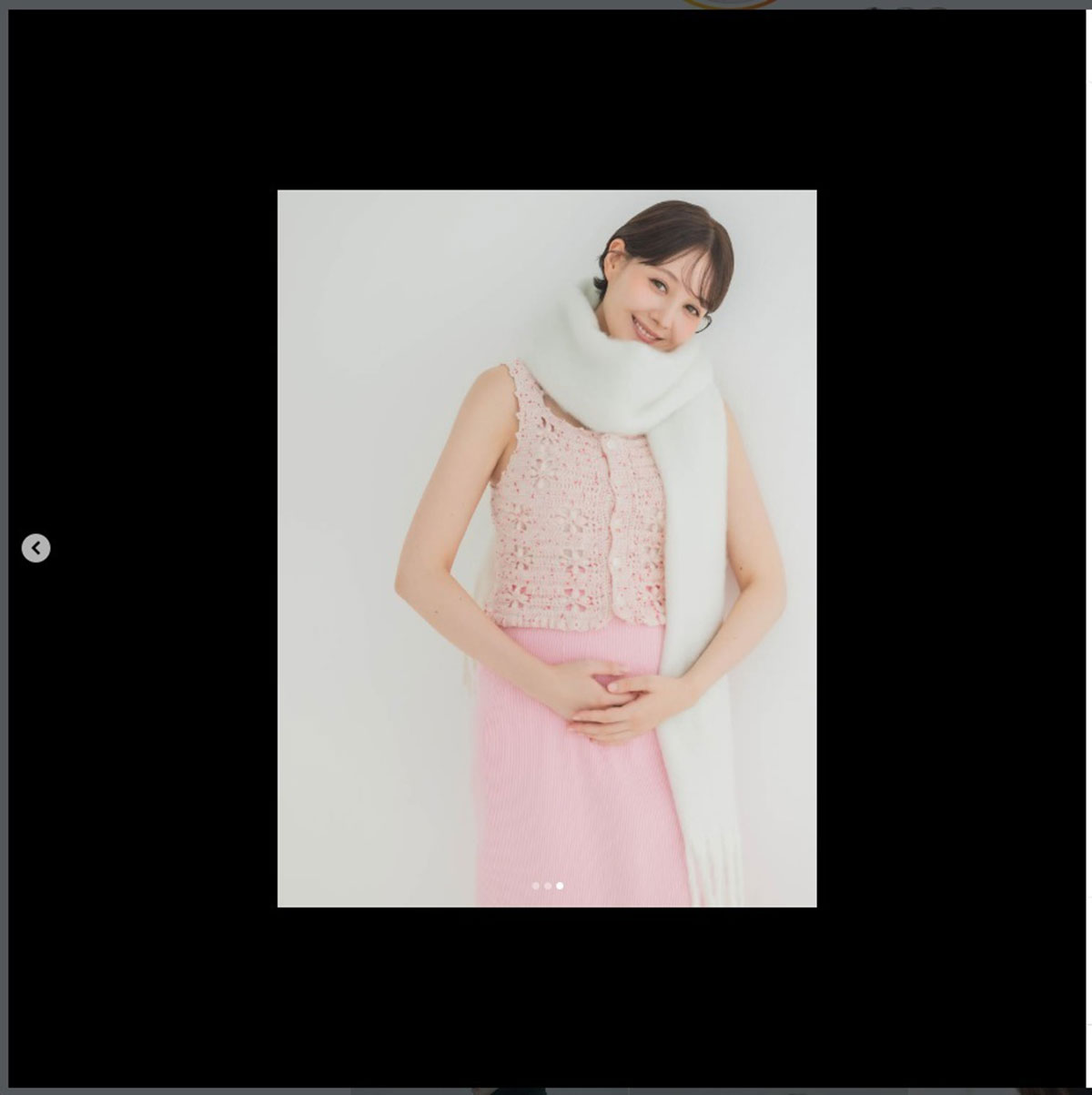 ピンクの衣装に身を包んだトリンドル玲奈。ぽっこりと見事なマタニティフォトだ（写真・本人Instagramより）