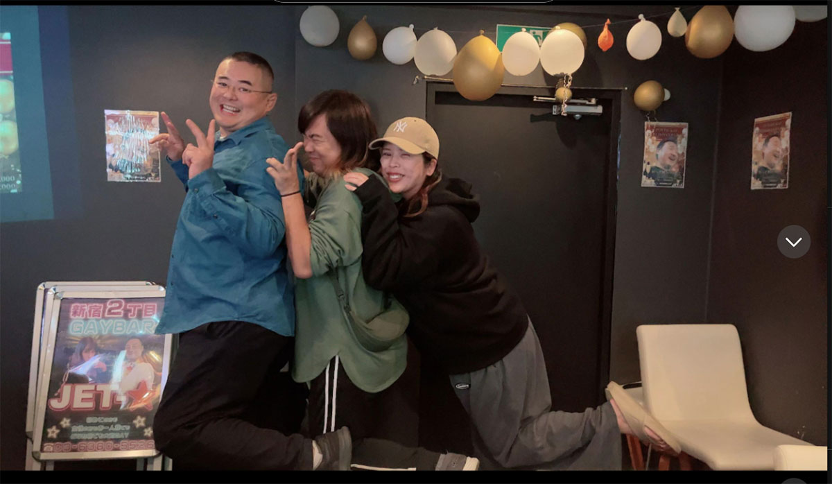 坂口杏里のTikTokより。現在働いているバー「新宿二丁目オネースターズ」のスタッフらと
