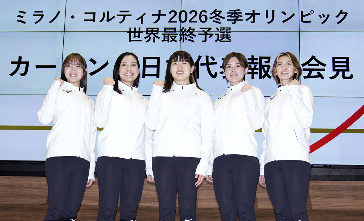 女子日本代表のカーリングチームとしてトリノ五輪に出場するフォルティウス。吉村紗也香はスキップを務める（写真・共同通信）