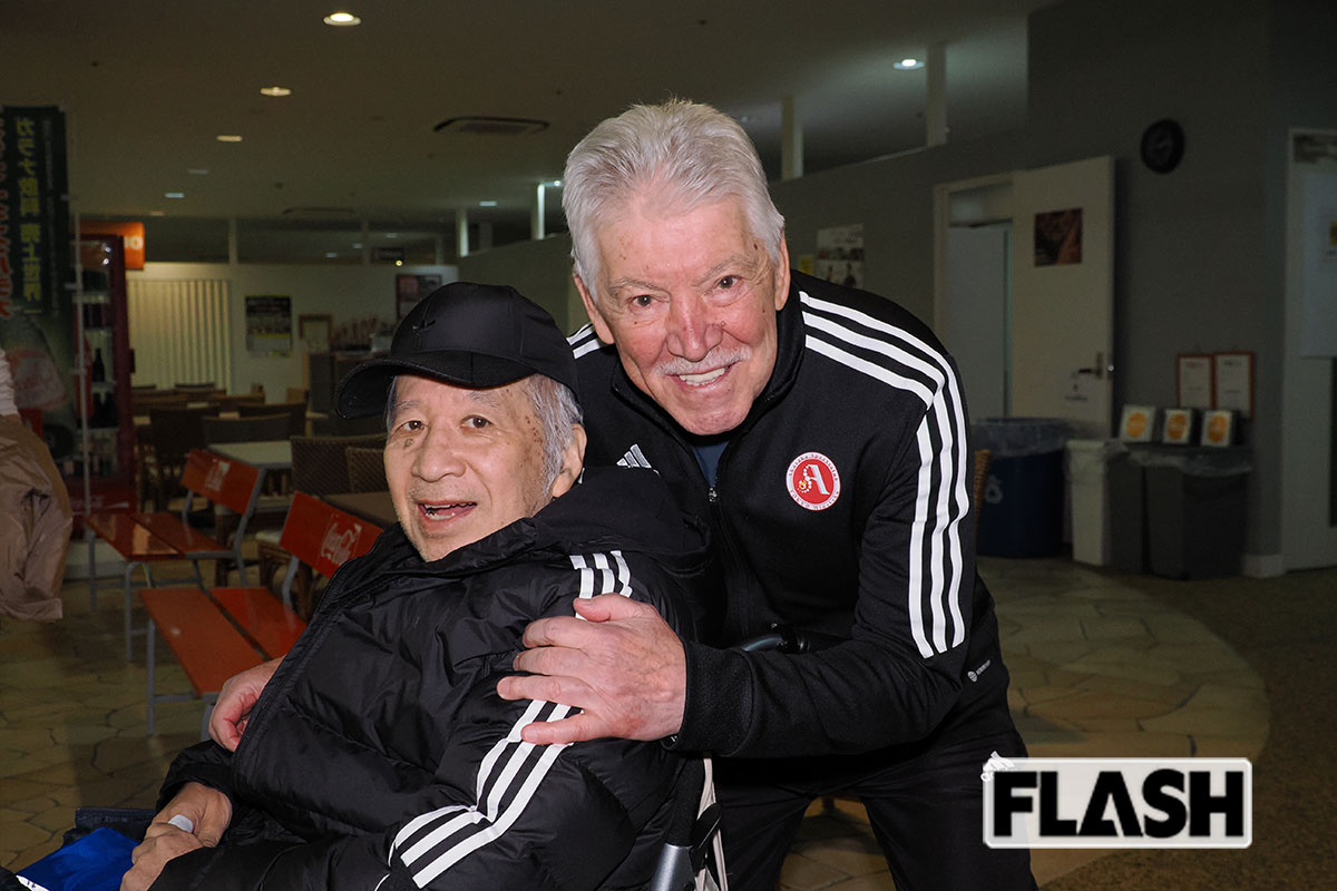 元チームメイトのアデマール・ペレイラ・マリーニョ氏に抱きかかえられる木村和司氏（写真・梅基展央）