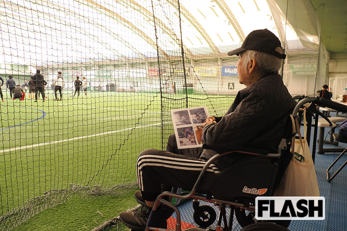 主催する『大人のサッカー教室』の練習を3時間ぶっ通しで眺める木村和司氏（写真・梅基展央）
