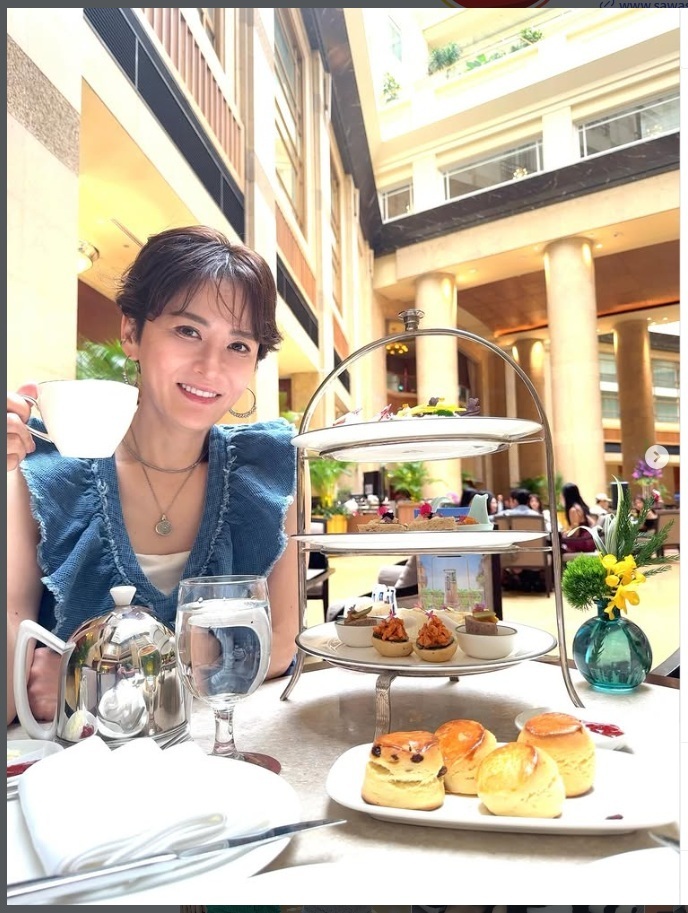 シンガポール旅行を報告した鈴木砂羽。ほっそりとしたフェイスラインに驚愕の声がよせられている