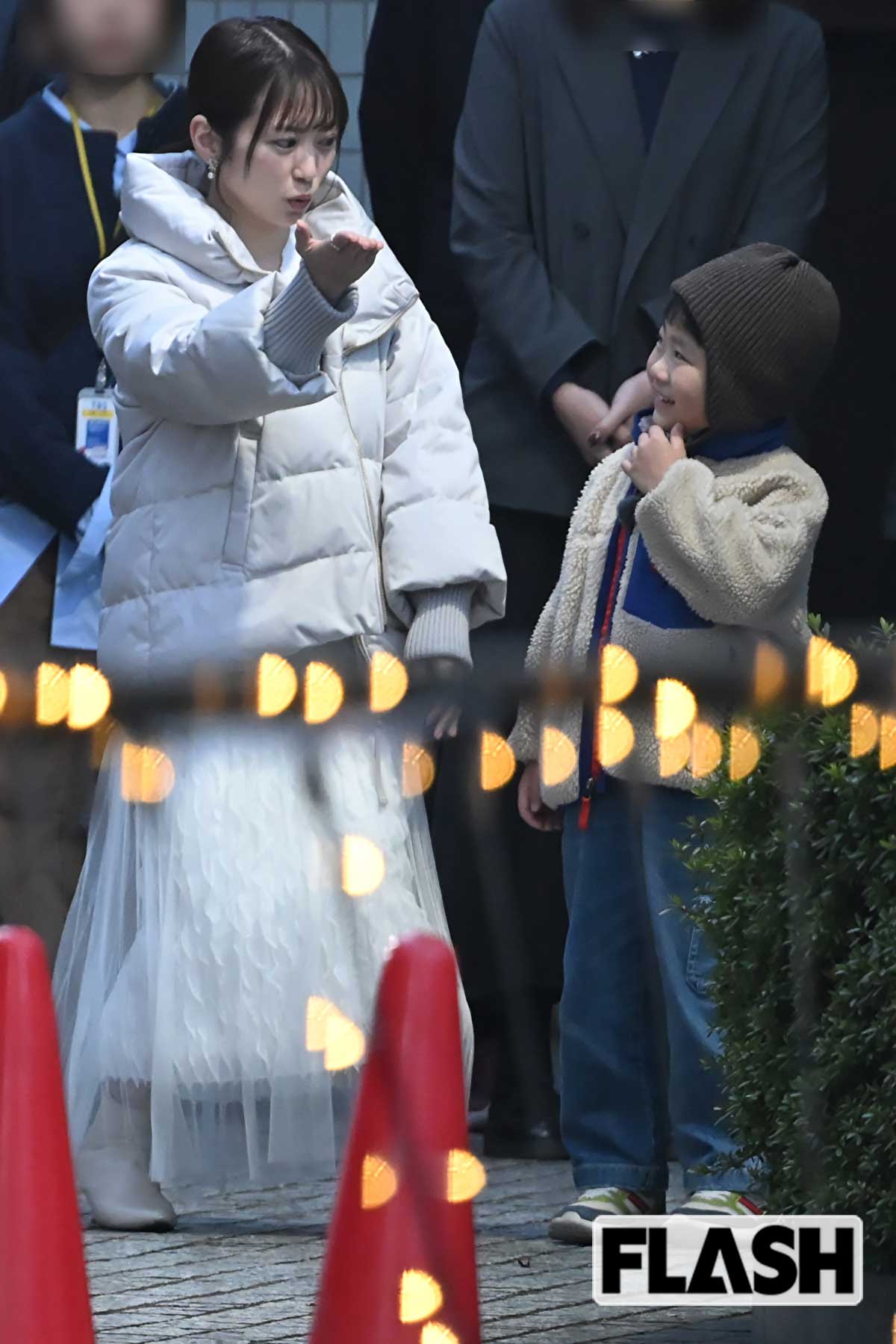 子役の天野優と投げキッスをする志田未来