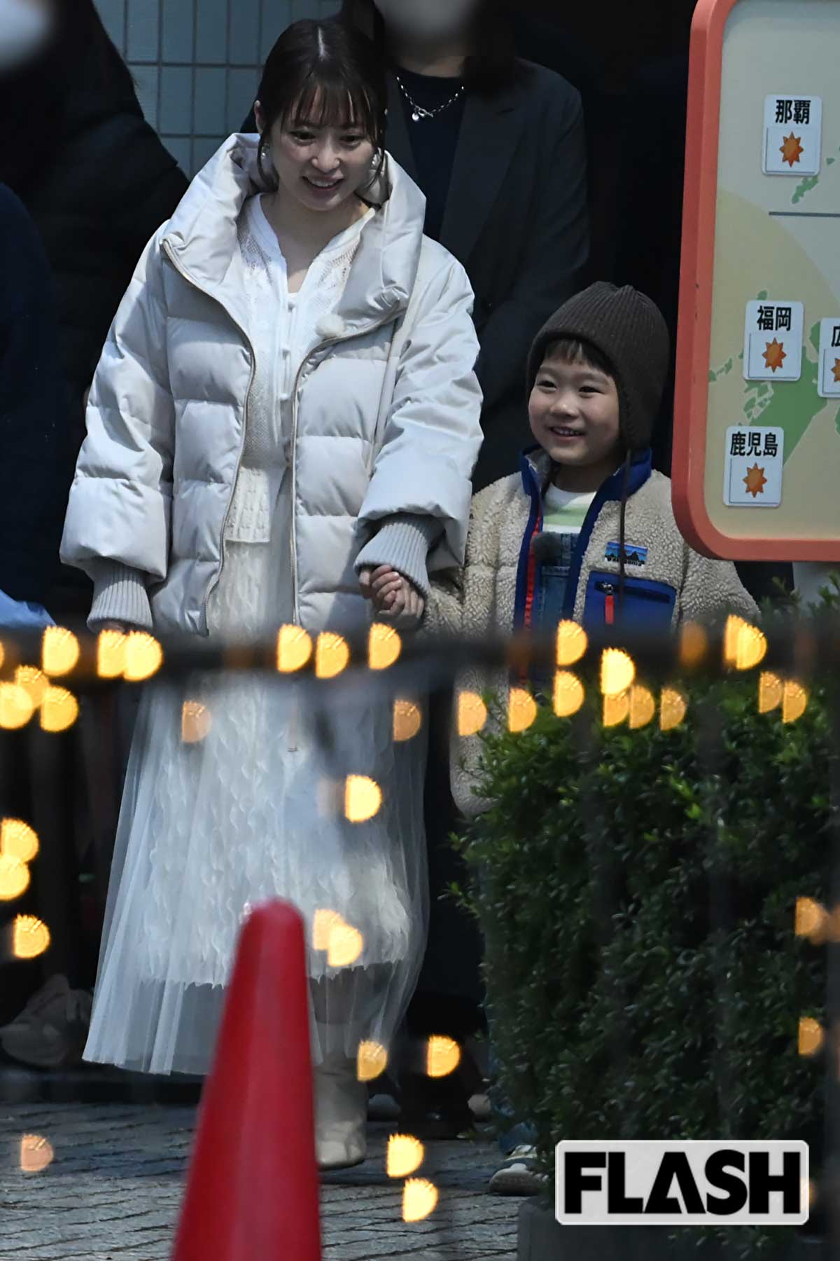 待機中はずっと手をつないだままで、仲睦まじい様子の志田未来と子役