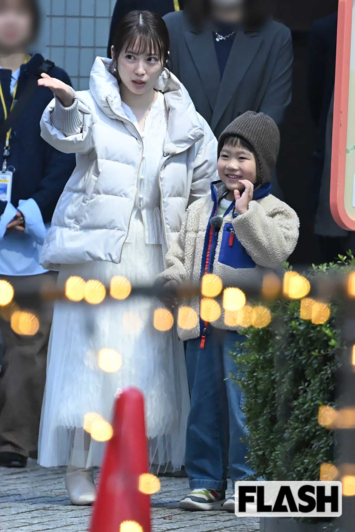 ロケのギャラリーに向かって投げキッスをする志田未来