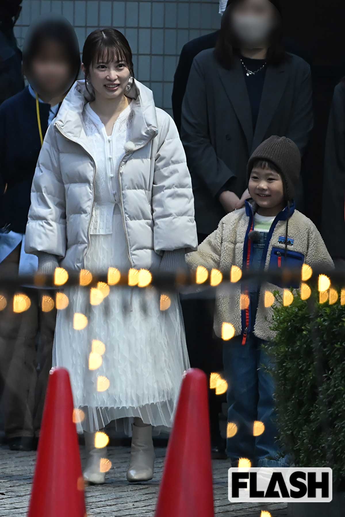 子役と手をつないで現場に登場した志田未来