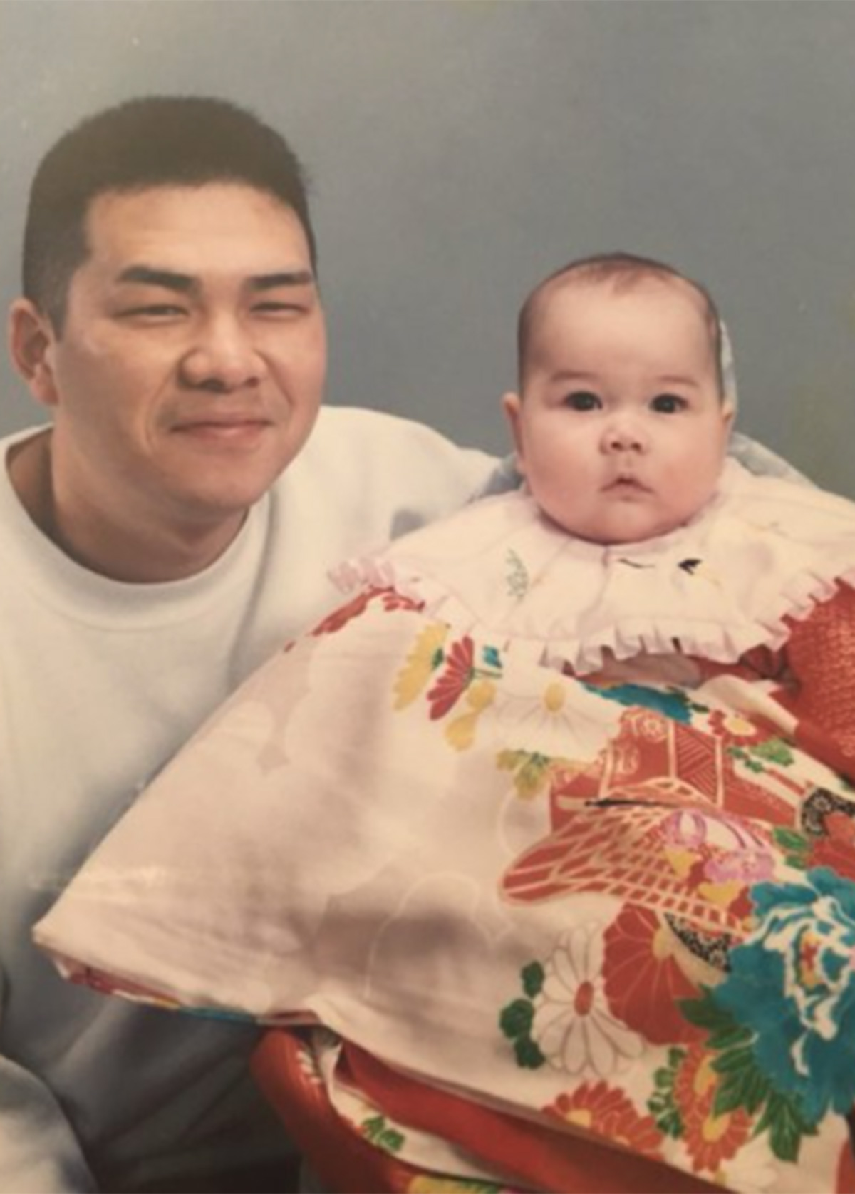 村重杏奈のXより。村重はこの画像に《お父さん腹話術してますか？と言われた幼少期の写真》と添えている