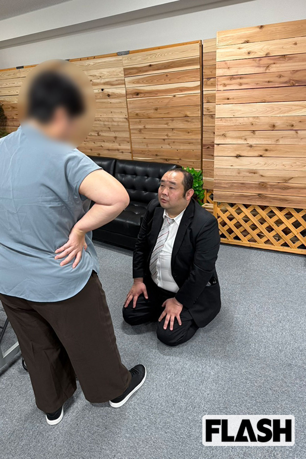 被害者に土下座をする山中容疑者