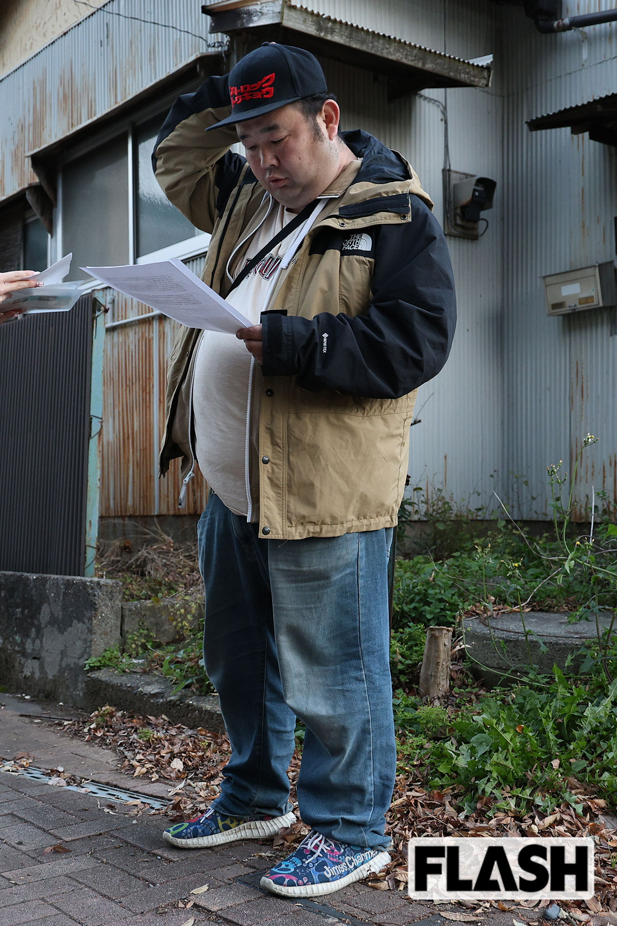 本誌の直撃に頭を抱える山中容疑者