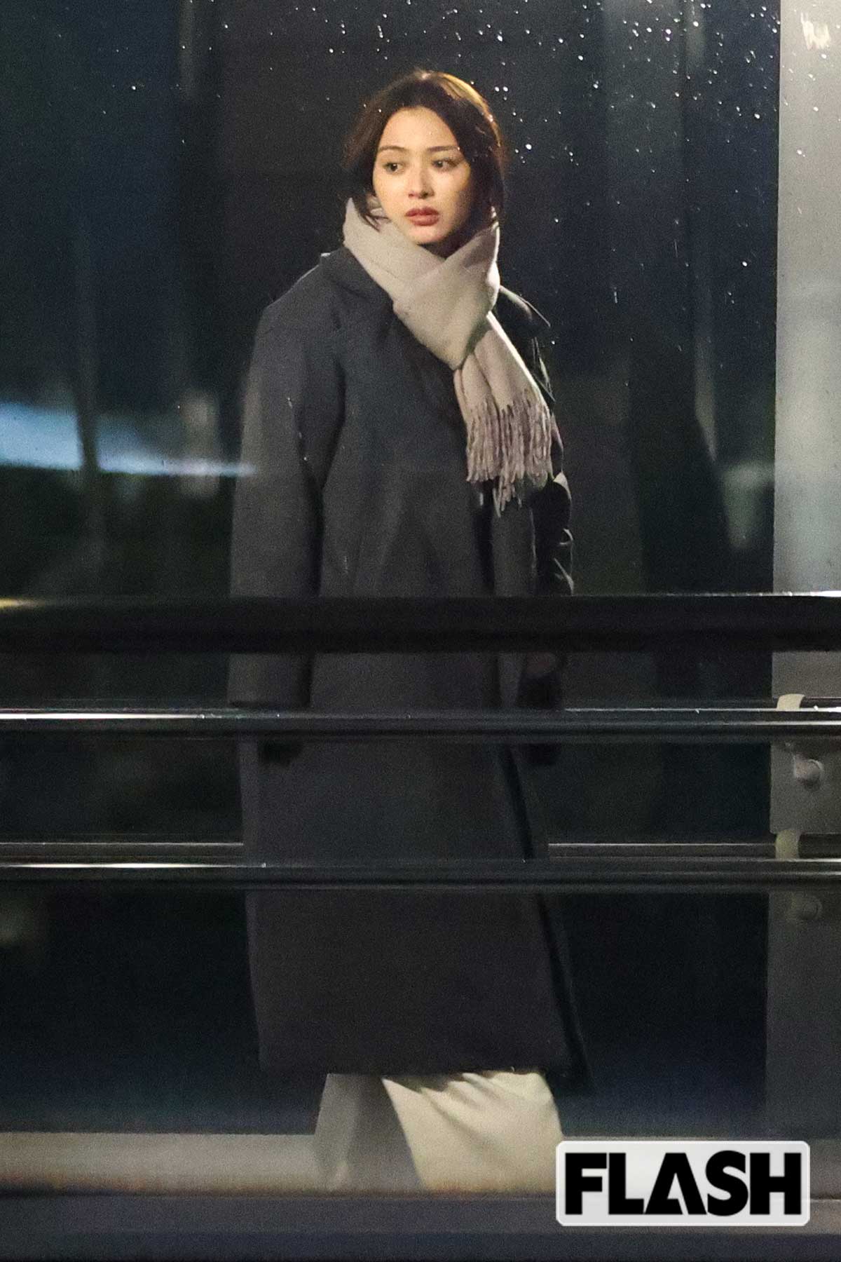 2025年の年末に小雨の降る中で撮影に挑む内田理央