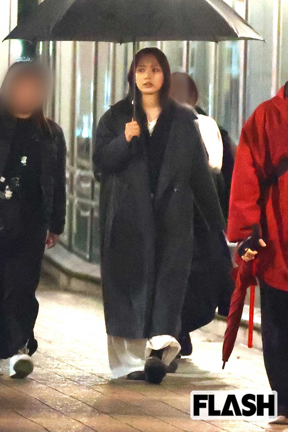 スタッフに囲まれて移動する内田理央