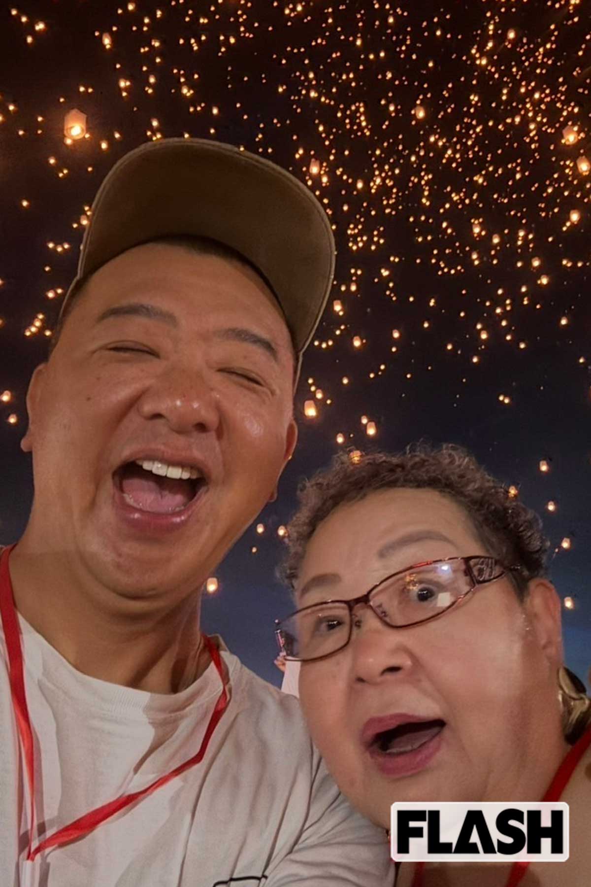 現地で開かれたお祭りに79歳になる母親と訪れて感無量の瞬間。関係は良好だという