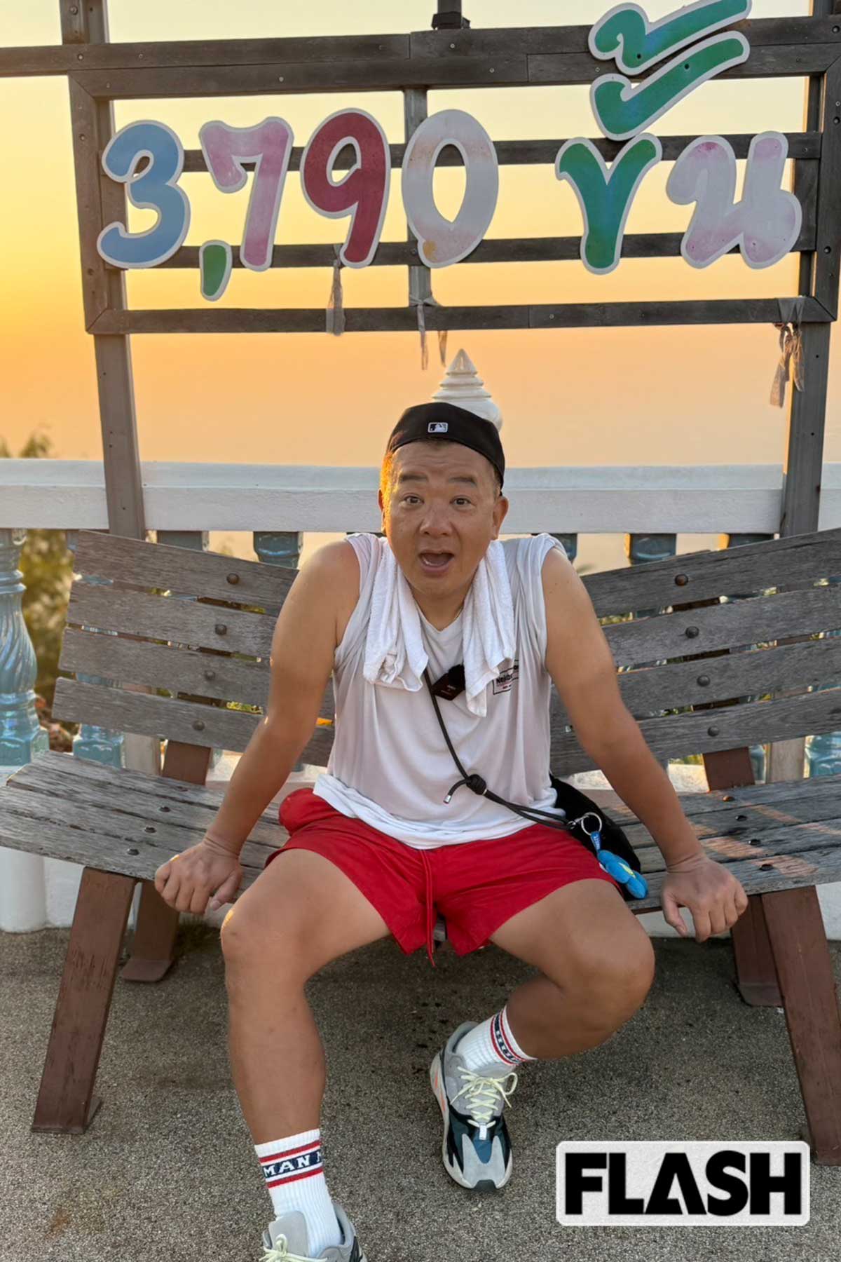 2026年1月1日に芸人の後輩と寺院『ワット カオウォン プラチャン』を訪れた木下隆行。3790段という長い階段を制覇した瞬間の1枚