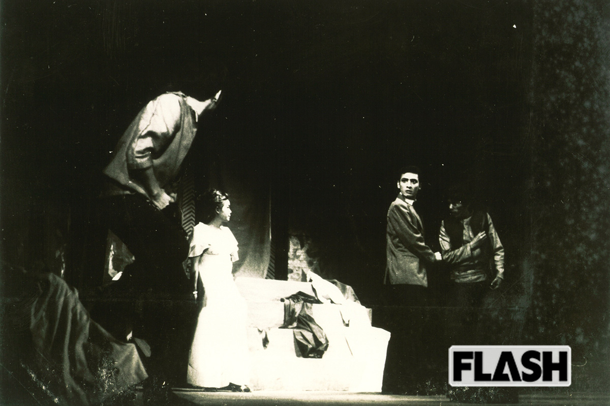 正面を向いているのが久米宏さん。田中眞紀子氏と舞台で共演することもあった