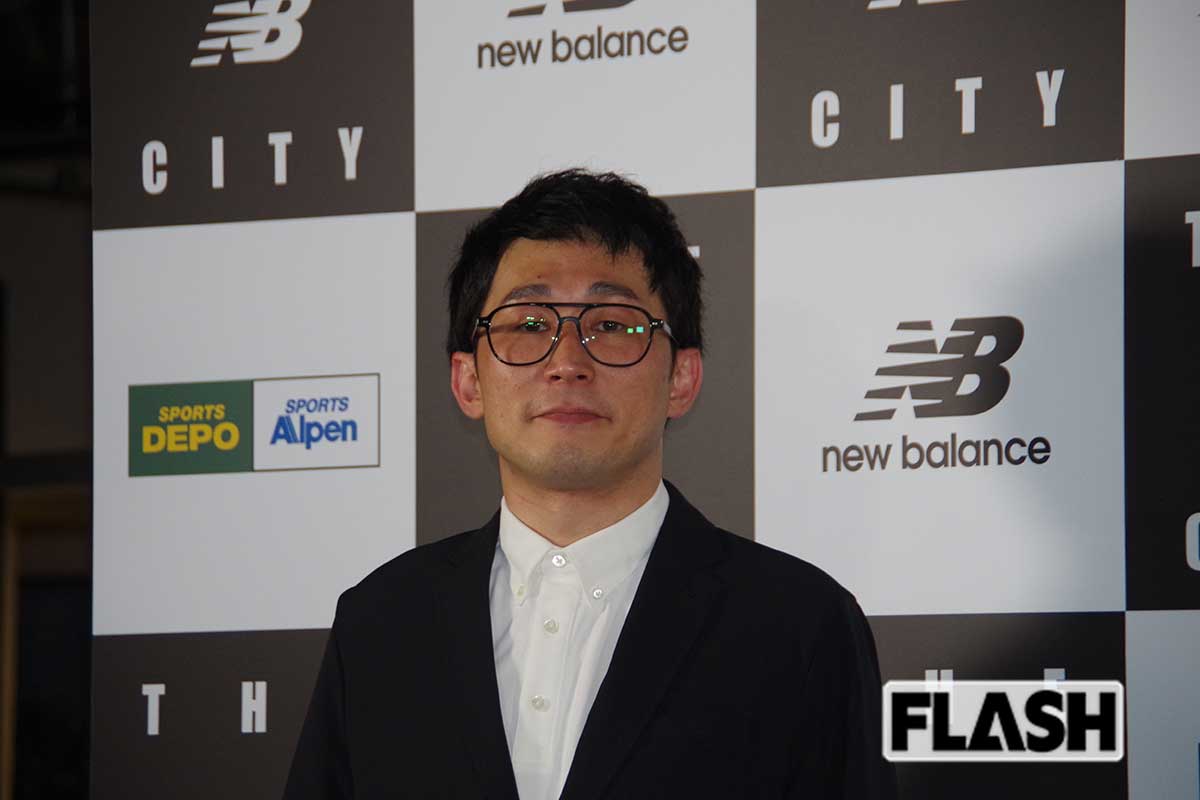 シソンヌ・じろう、大相撲中継で見せた“玄人”ぶりに視聴者思わず感心「スーツ袖口」にはツッコミ続出