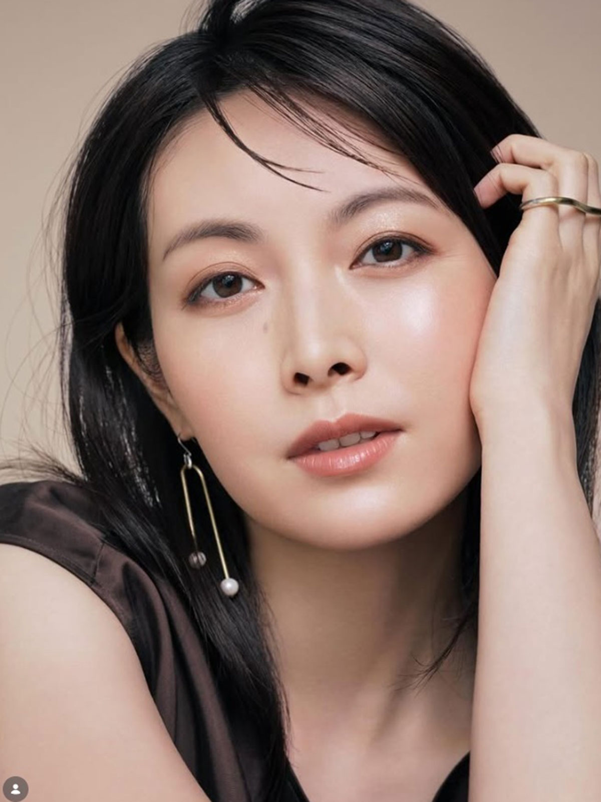 ヘアメイクアップアーティストの千吉良恵子のInstagramに登場した佐藤めぐみ。美しすぎると話題になっている（写真・千吉良恵子のInstagramより）