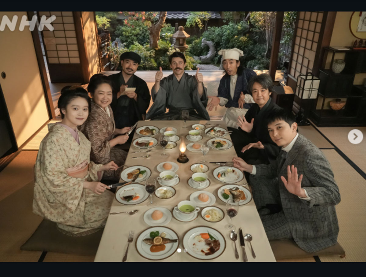 『ばけばけ』（NHK）のInstagramより。吉沢亮の右手にあるグラスだけ、水が入っている