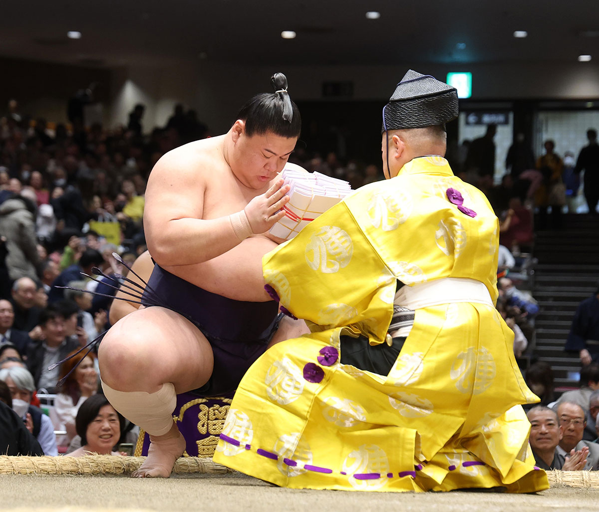 1月14日の大相撲初場所4日め、横綱・大の里を破り懸賞金を手にした義ノ富士。前日と合わせ666万円を手にした