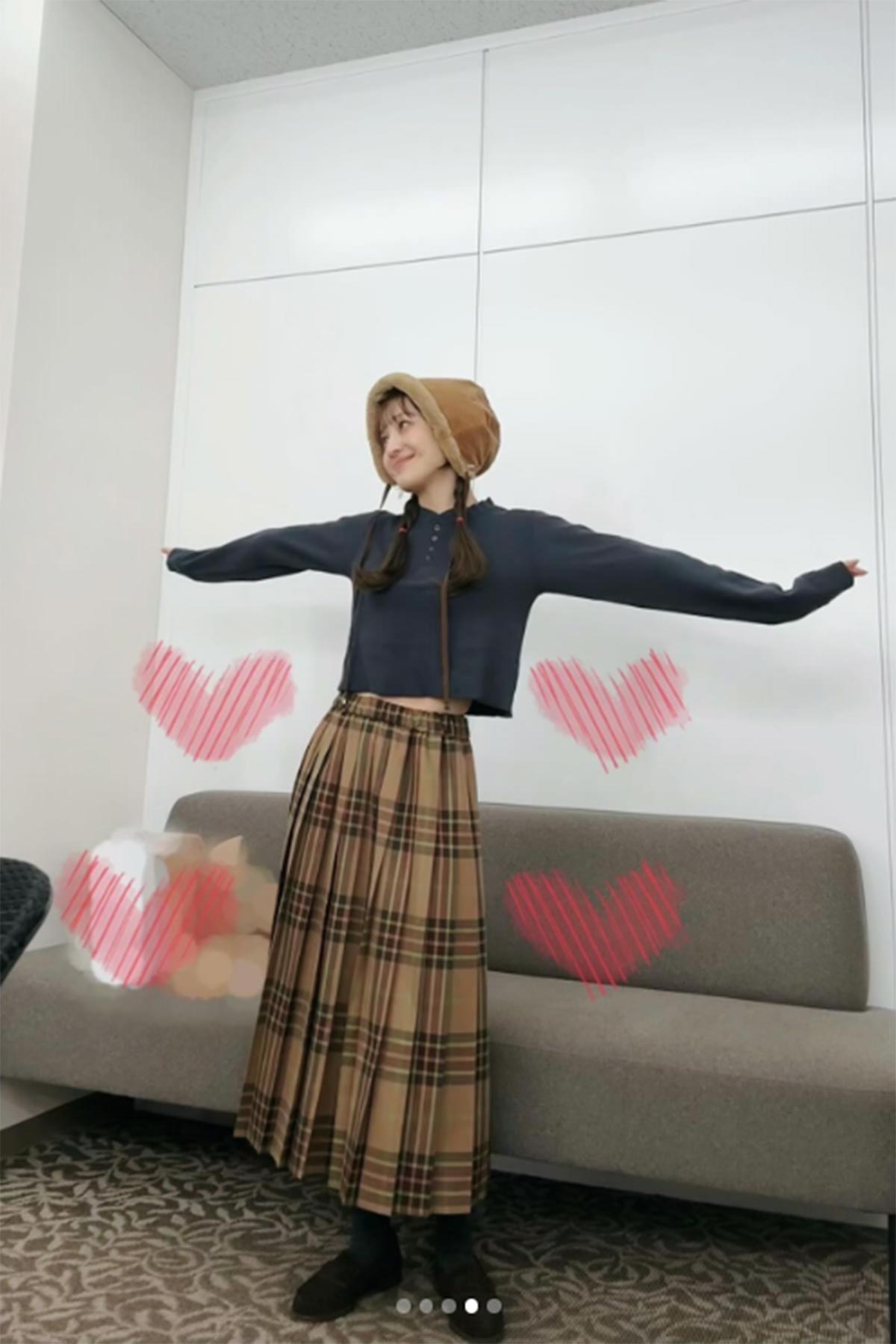 舌を出したりウインクしたりといった“ファンサービスショット”を投稿した百田夏菜子（画像・百田夏菜子 ももいろクローバーZのInstagram「kanakomomota_official」より）