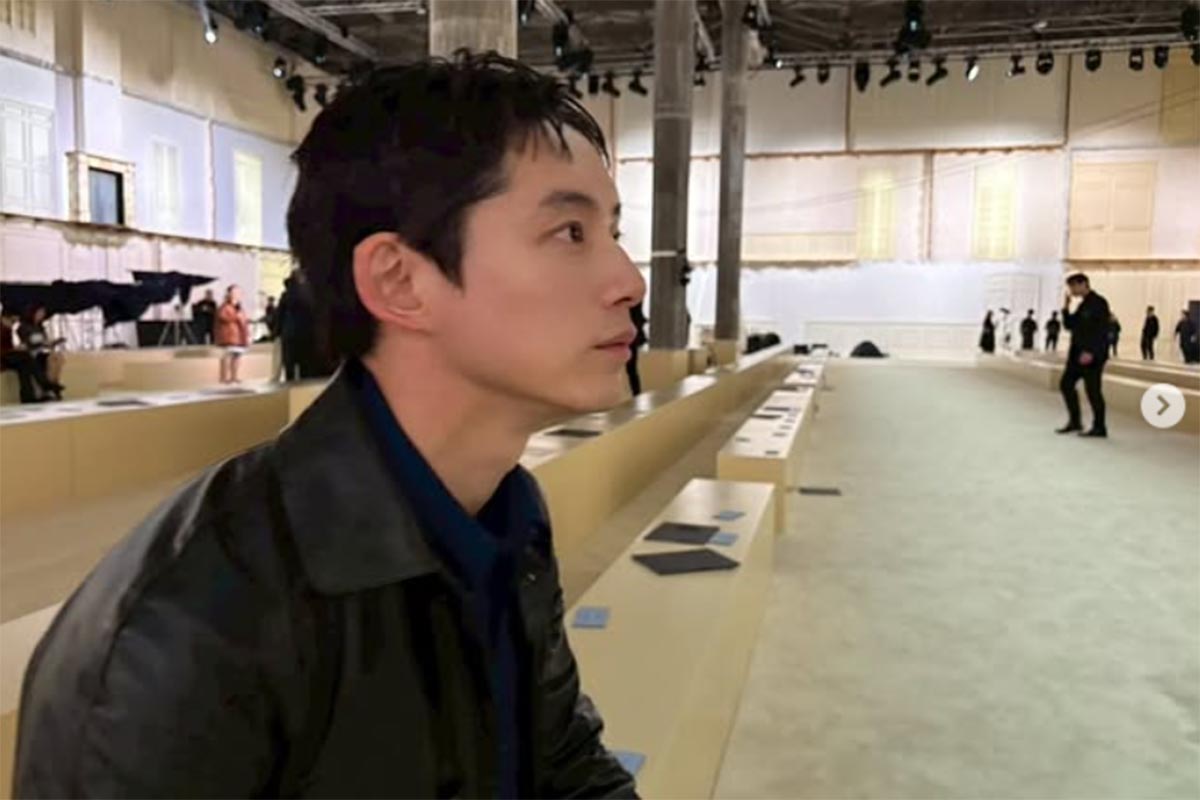 プラダのファッションショー参加を報告する坂口健太郎（画像・kentaro sakaguchiのInstagram「sakaguchikentaro」より）