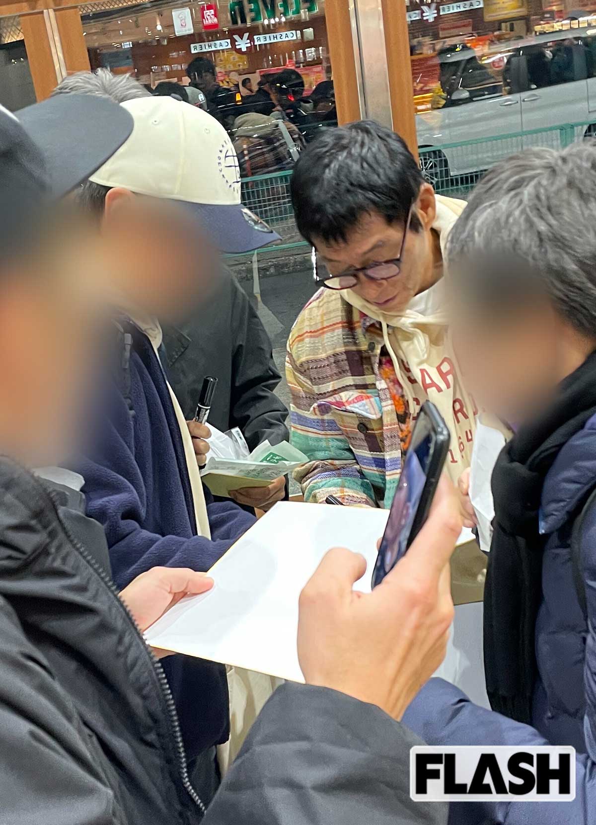 2026年1月、新大阪駅でファンからサインを求められる明石家さんま