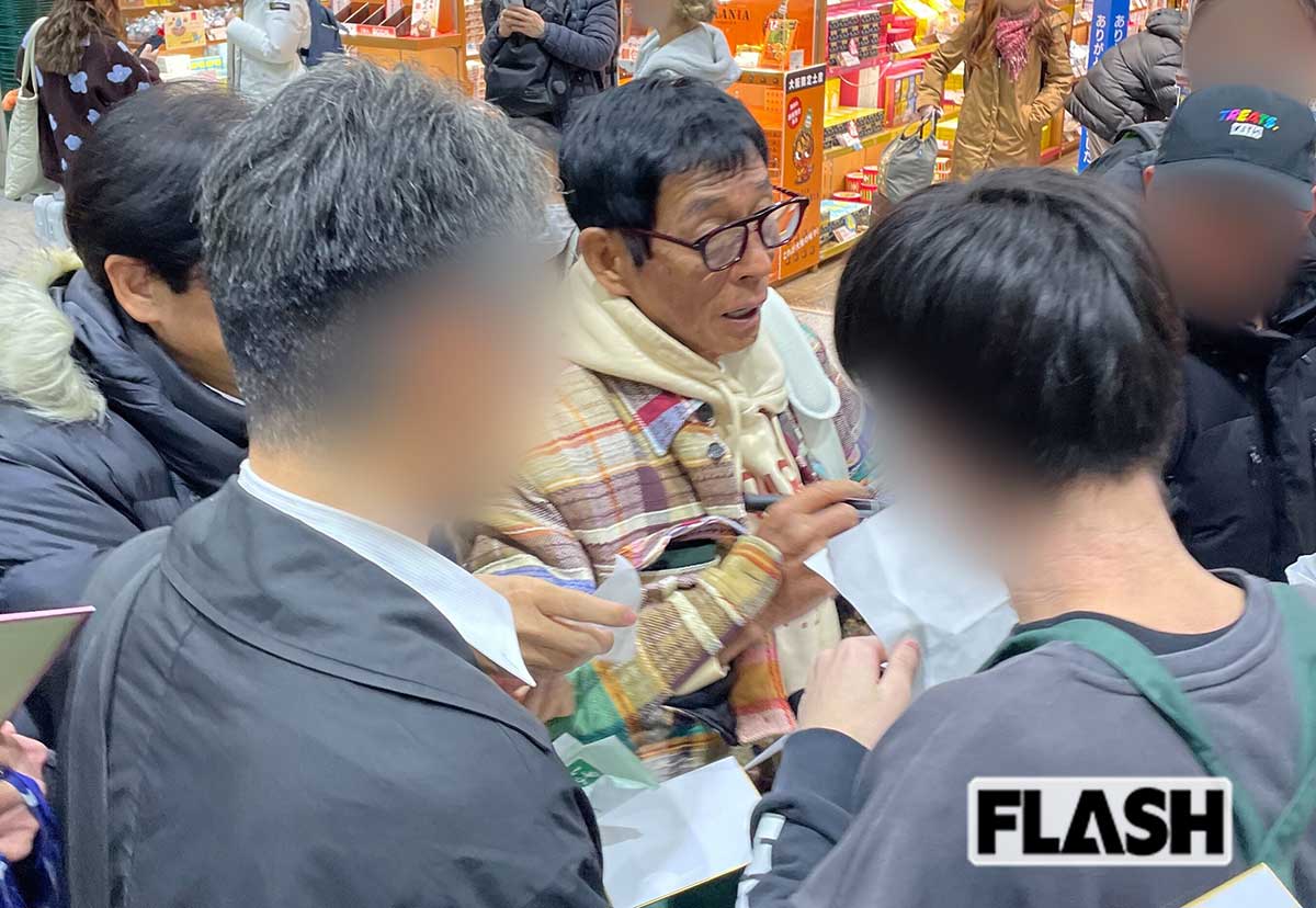 2026年1月、新大阪駅でファンからサインを求められる明石家さんま