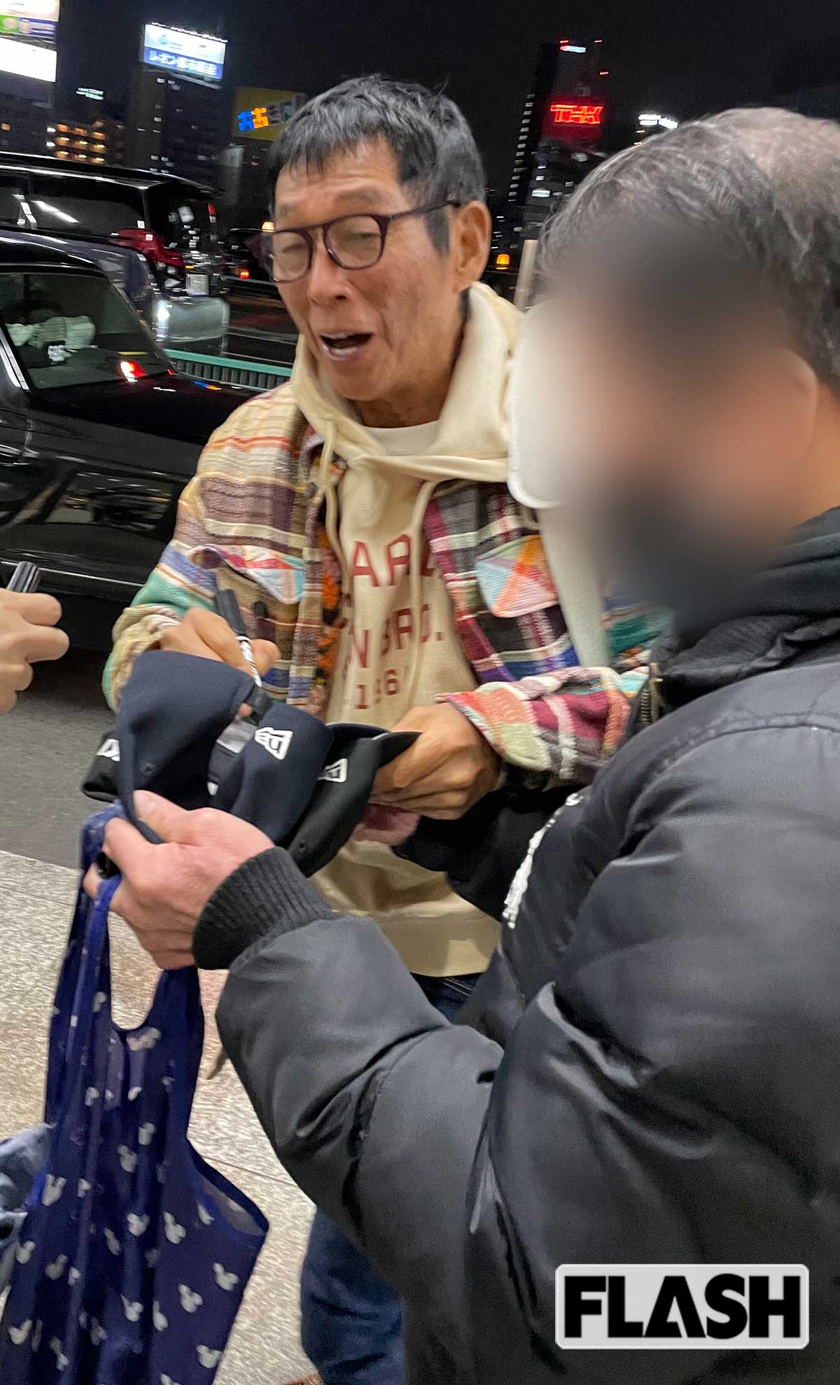 2026年1月、新大阪駅でファンからサインを求められる明石家さんま