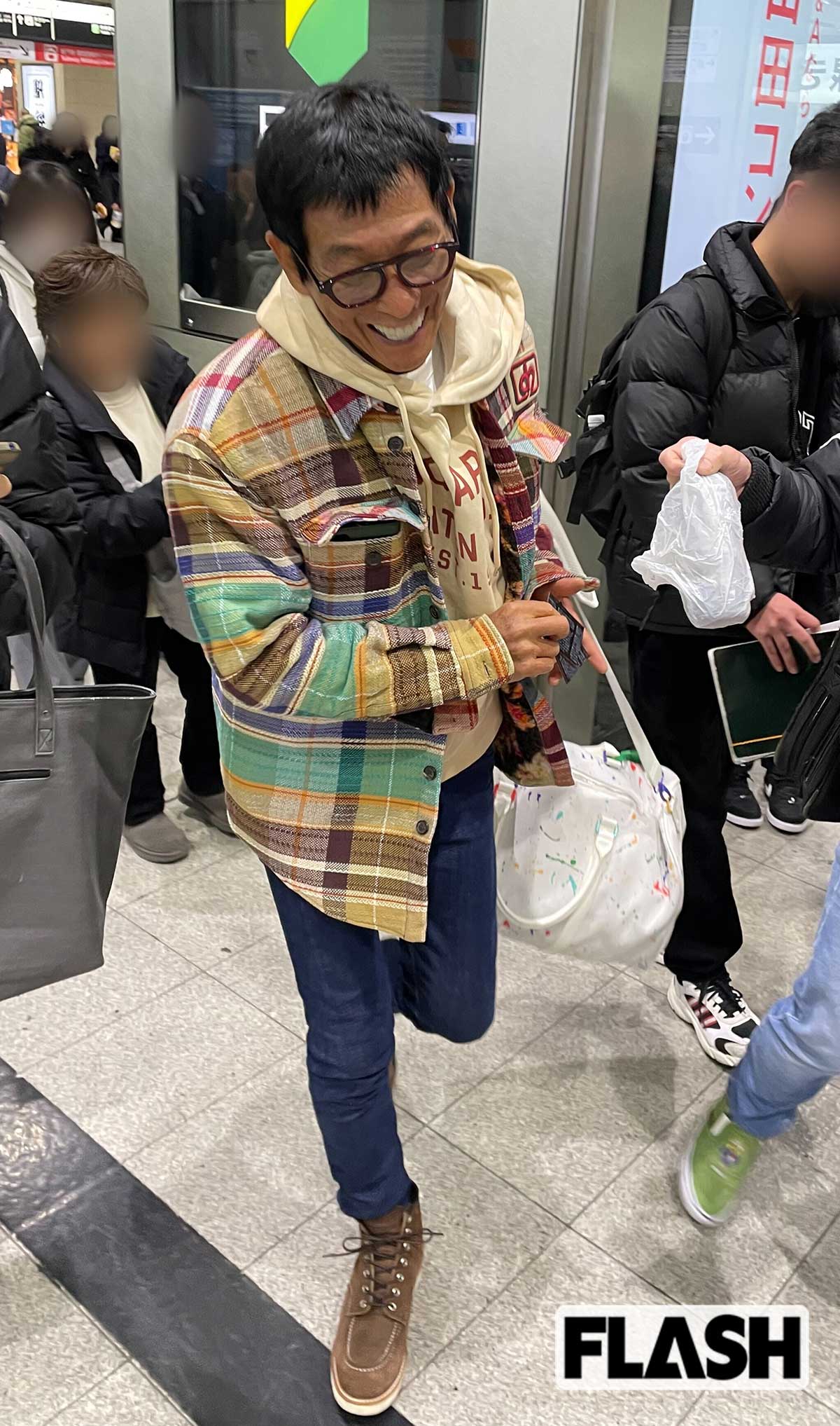 2026年1月、新大阪駅でファンからサインを求められる明石家さんま