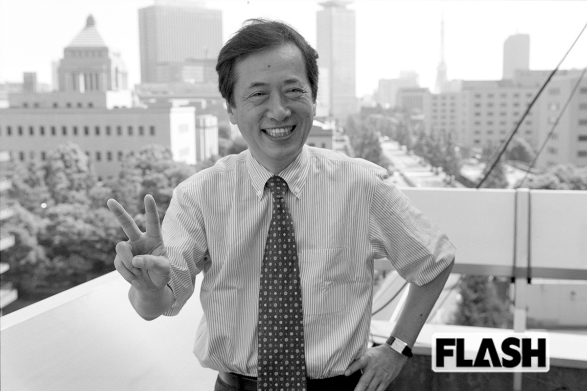 2002年9月、本誌取材にVサインする菅直人元首相。インタビューになると一転、表情を険しくし、当時の小泉純一郎首相を厳しく批判した（写真・佐々木恵子）