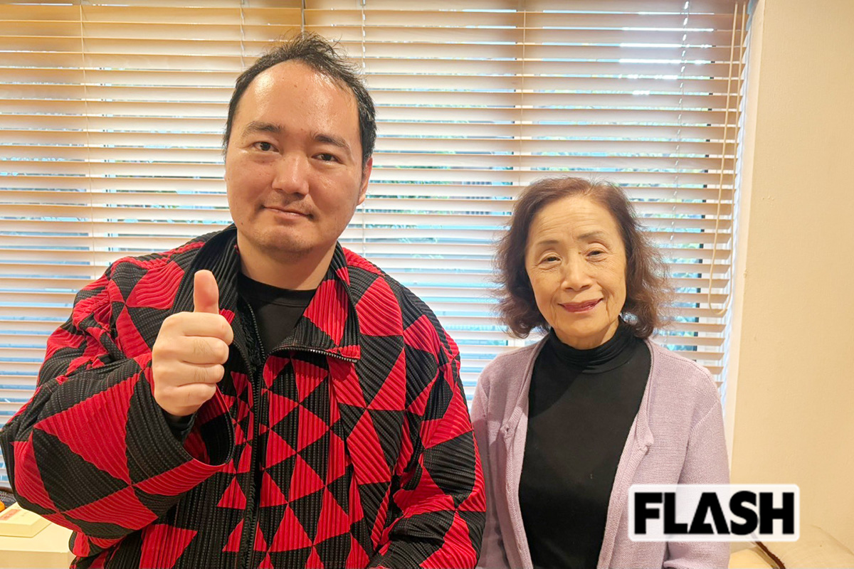 菅直人元首相の自宅で、及川健二氏と菅伸子さん。この日は、2人共通の留学先であるフランスなどについて話が尽きなかった