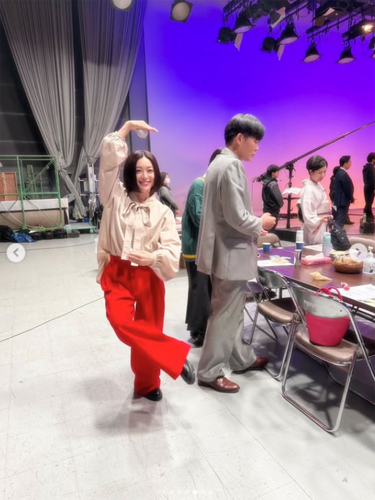 番組収録の合間に「シェー!」を決める酒井法子（画像・酒井法子のInstagram「noriko_sakai_official」より）