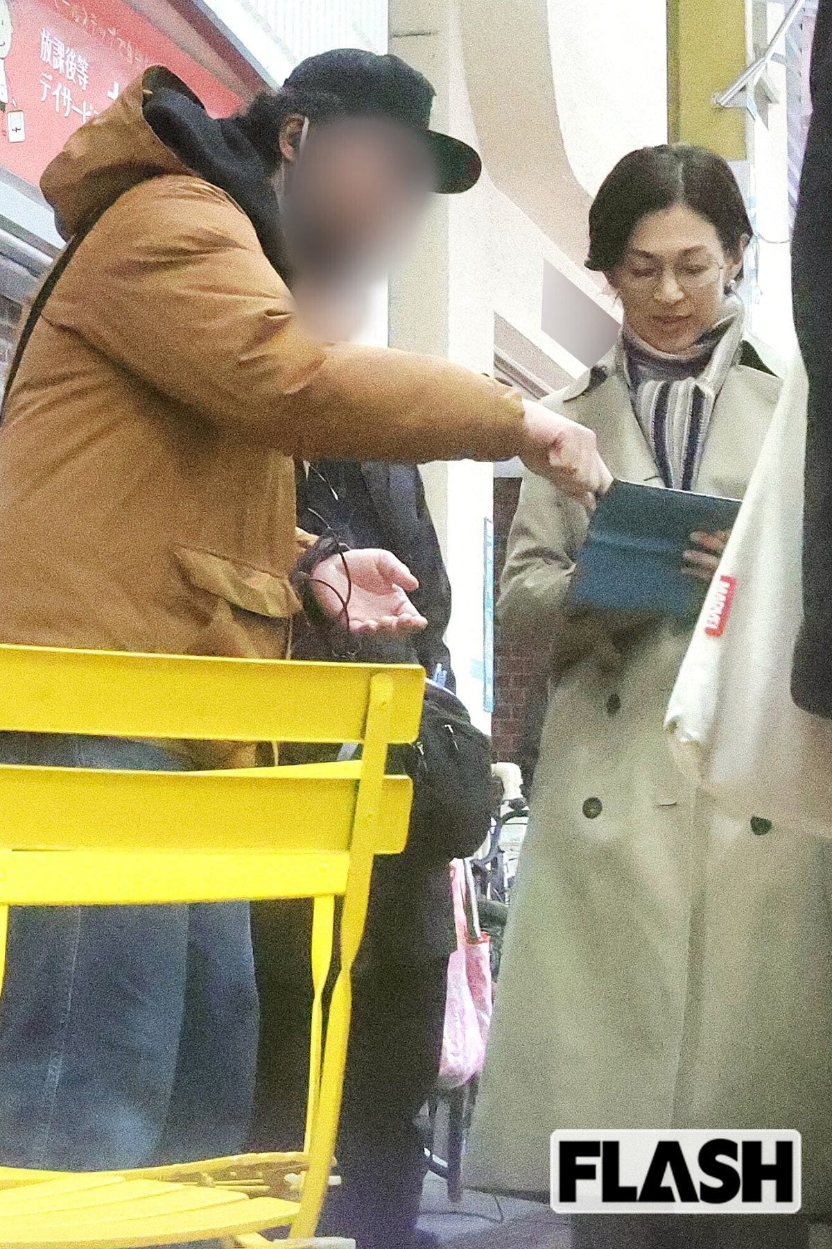 2025年12月、NHKドラマ『対決』の撮影合間にスタッフと打ち合わせをしていた女優の鈴木保奈美