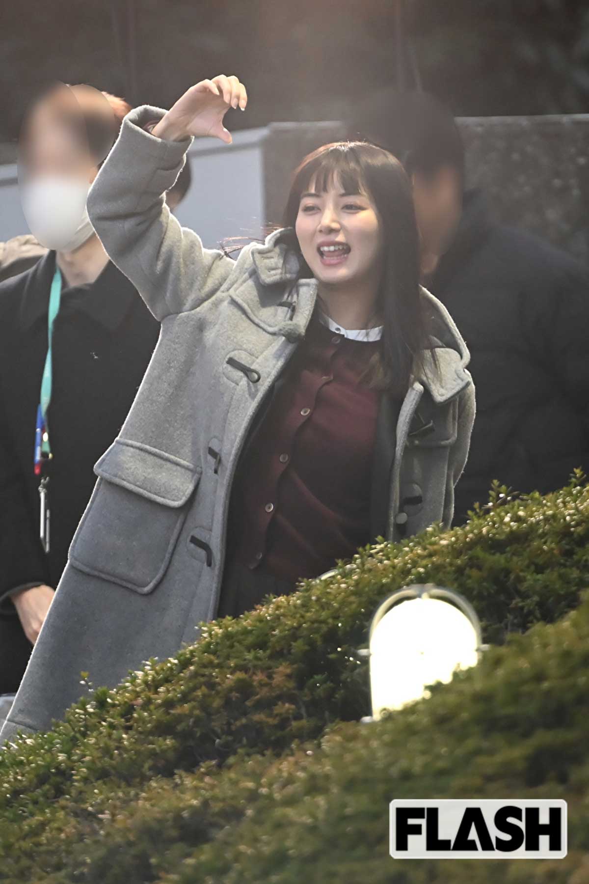 女性ファンに向かって、片手のハートポーズをする池田エライザ。サービス精神たっぷりだ