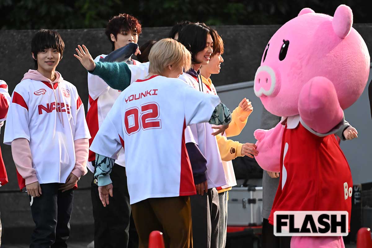 TBSのマスコット、ブーナとたわむれるNAZEのメンバーたち